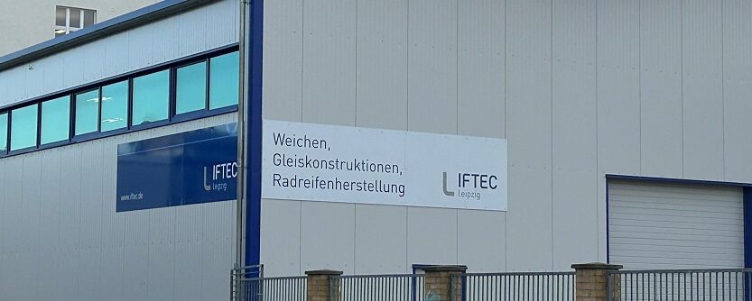 Beschriftung der neuen Fertigungshalle