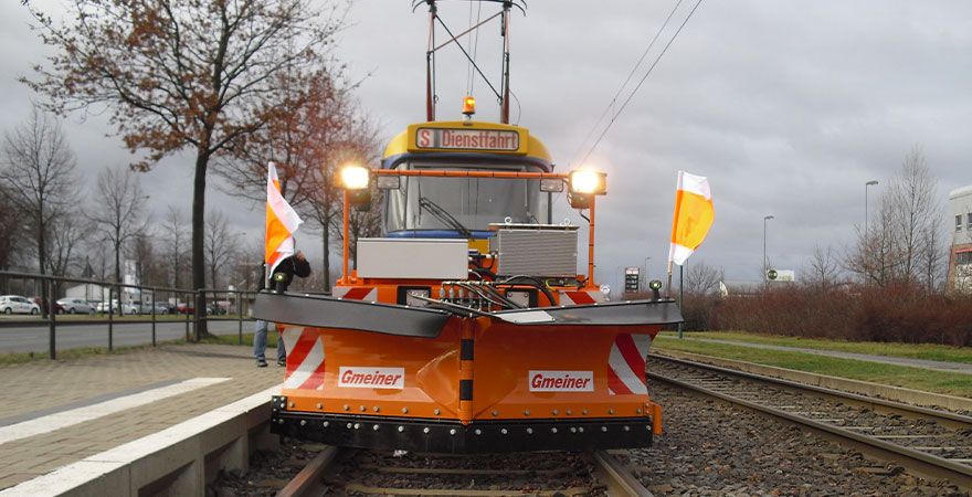 Lieferung von Schneepflügen als Vorsatzfahrzeuge für Linienstraßenbahnen