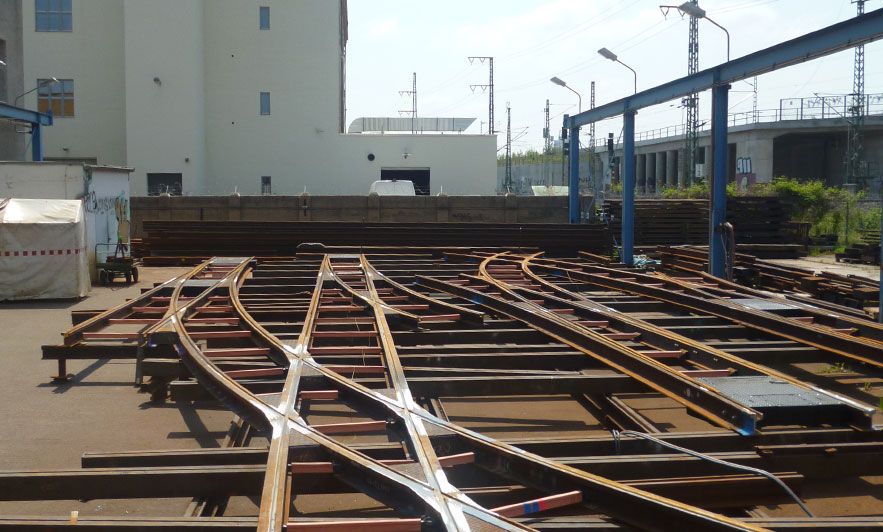 Lieferung von Gleiskonstruktionen aus Rillenschienen für das Projekt Veszpremer Straße